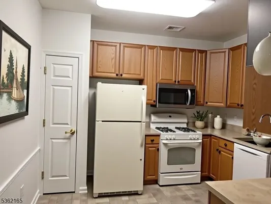 Property Slideshow image 3 of 22 | 5017 brookfield glen dr # 17, Belvidere, NJ, 07823