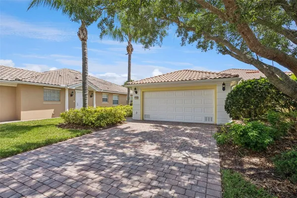 Property Slideshow image 2 of 38 | 11849 fan tail ln, Orlando, FL, 32827