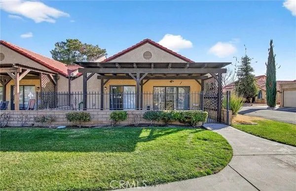 Property Slideshow image 3 of 32 | 11620 locust ln, Apple Valley, CA, 92308