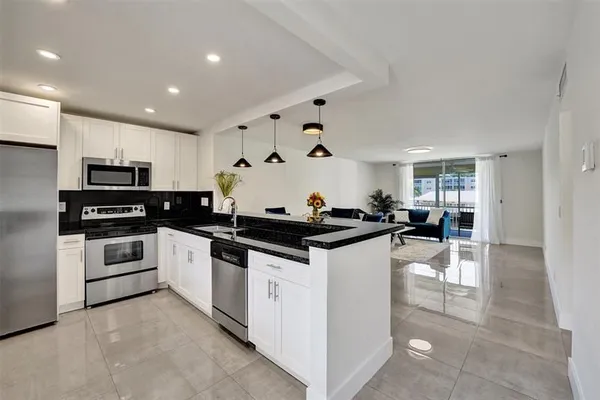 Property Slideshow image 3 of 24 | 1024 se 3rd ave apt 207, Dania Beach, FL, 33004