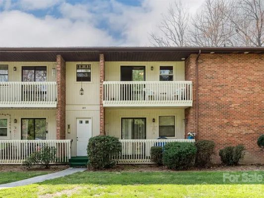 Property Slideshow image 2 of 25 | 103 oakwood pl 4, Hendersonville, NC, 28792