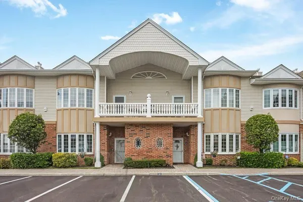 Property Slideshow image 2 of 15 | 130 francesca way, Babylon, NY, 11701