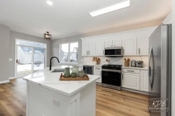 Property Slideshow image 2 of 34 | 733 s mecosta ln, Romeoville, IL, 60446