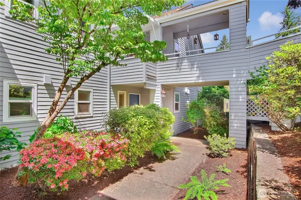 Property Slideshow image 2 of 33 | 4016 220th pl 1137, Issaquah, WA, 98029