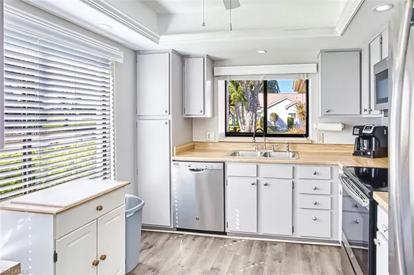 Property Slideshow image 2 of 50 | 1844 pine glade cir, Fort Myers, FL, 33907