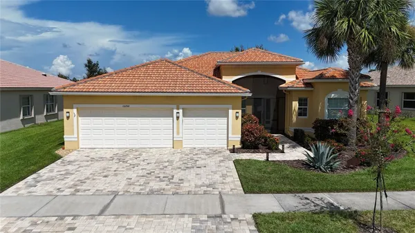 Property Slideshow image 2 of 75 | 16244 diamond bay dr, Wimauma, FL, 33598