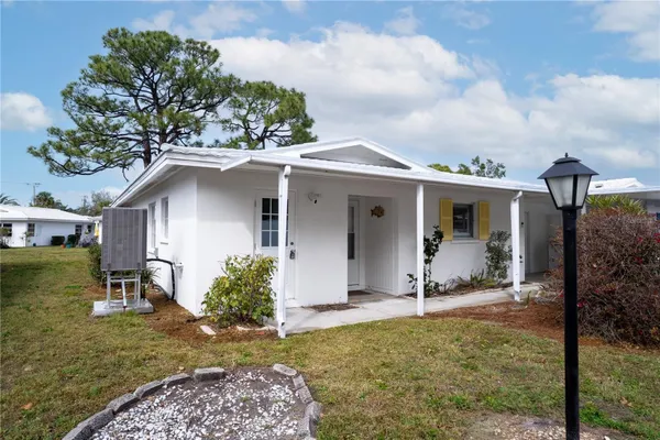 Property Slideshow image 2 of 35 | 216 fair winds dr 216, Nokomis, FL, 34275