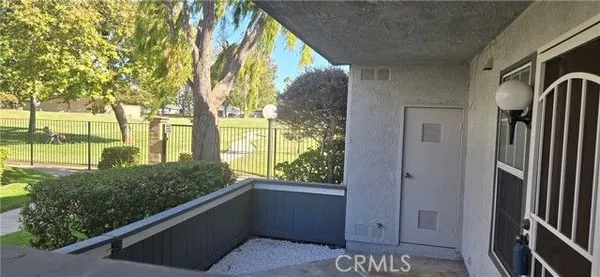Property Slideshow image 2 of 10 | 18292 parkview ln 104, Huntington Beach, CA, 92648