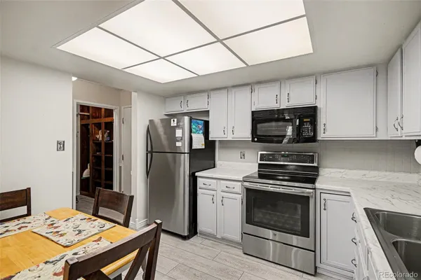 Property Slideshow image 2 of 15 | 13890 e marina dr 206, Aurora, CO, 80014