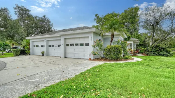 Property Slideshow image 3 of 49 | 6467 carrington cir 43, Sarasota, FL, 34238