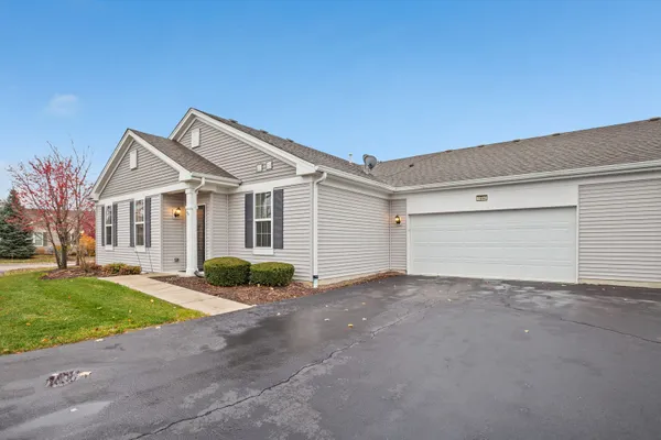 Property Slideshow image 2 of 15 | 1594 hannah ln # 1112, Pingree Grove, IL, 60140