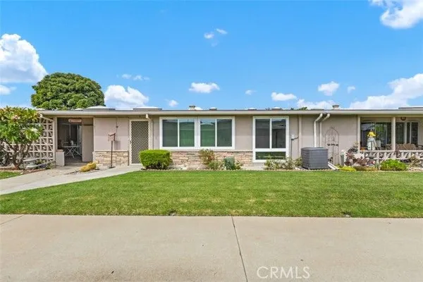 Property Slideshow image 2 of 38 | 13451 danbury ln # m6-133d, Seal Beach, CA, 90740