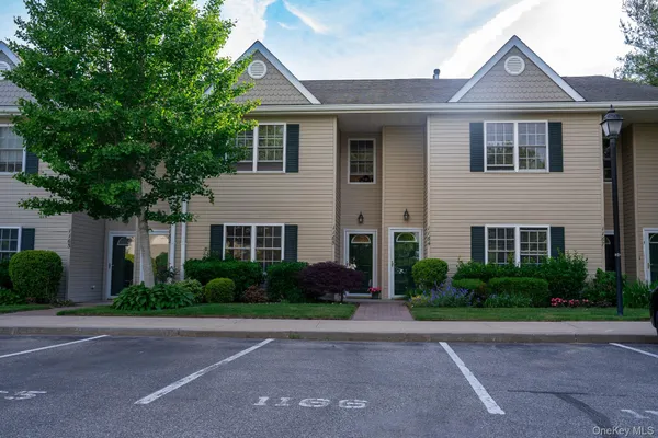 Property Slideshow image 3 of 29 | 1165 savoy dr, Huntington, NY, 11747
