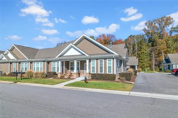 Property Slideshow image 2 of 36 | 936 biltmore way # 37, Chesapeake, VA, 23320