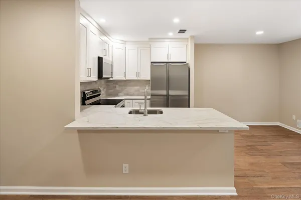 Property Slideshow image 3 of 25 | 98 molly pitcher ln i, Yorktown Heights, NY, 10598