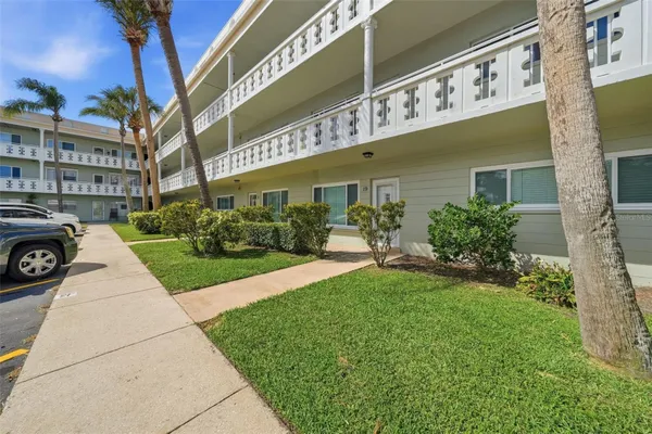 Property Slideshow image 2 of 21 | 2401 ecuadorian way 19, Clearwater, FL, 33763