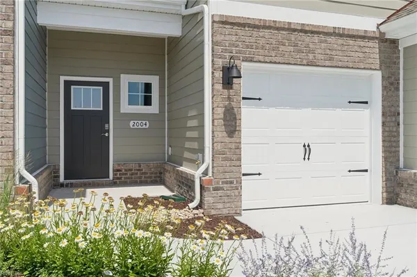 Property Slideshow image 3 of 33 | 2005 barton ln, Chesapeake, VA, 23322