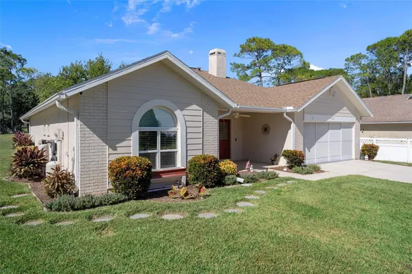 Property Slideshow image 2 of 36 | 7167 crown oaks dr, Spring Hill, FL, 34606