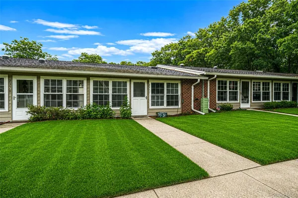 Property Slideshow image 2 of 30 | 231 blackpool ct, Brookhaven, NY, 11961
