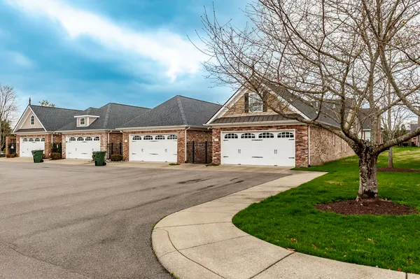 Property Slideshow image 2 of 38 | 395 devon chase hl 704, Gallatin, TN, 37066