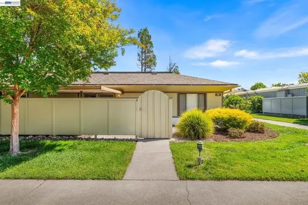 Property Slideshow image 2 of 44 | 1101 fairlawn ct 4, Walnut Creek, CA, 94595