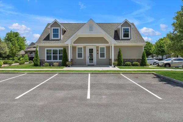 Property Slideshow image 3 of 29 | 160 christine dr, Huntington, NY, 11746