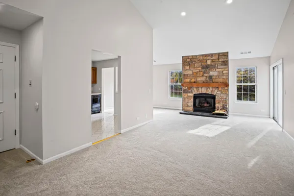 Property Slideshow image 3 of 23 | 109 rob roy ln c, Prospect Heights, IL, 60070