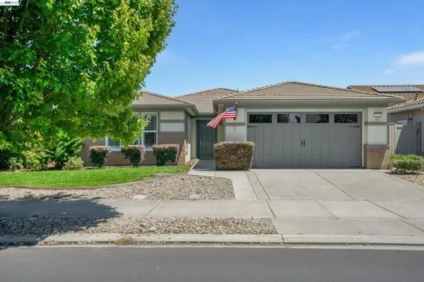 Property Slideshow image 3 of 47 | 2472 shadow berry dr, Manteca, CA, 95336