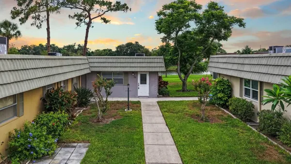 Property Slideshow image 2 of 65 | 201 kings blvd 19, Sun City Center, FL, 33573