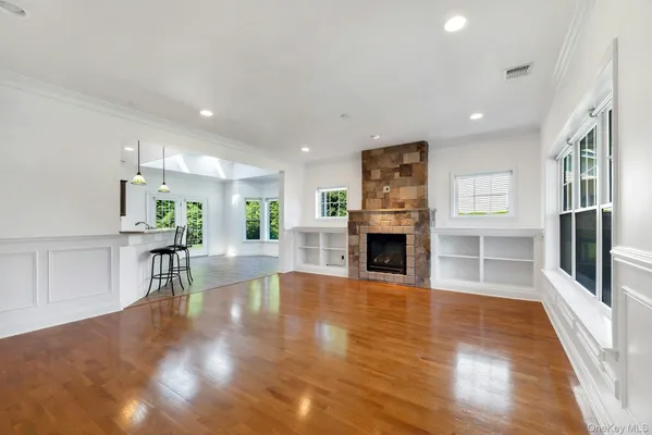 Property Slideshow image 3 of 24 | 159 stoneleigh dr, Riverhead, NY, 11901