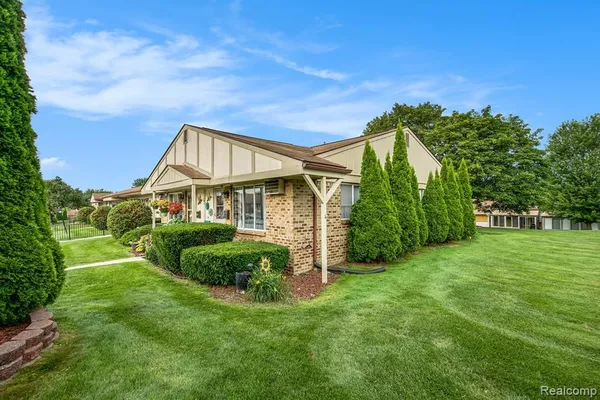 Property Slideshow image 3 of 28 | 25235 franklin ter # 8, South Lyon, MI, 48178