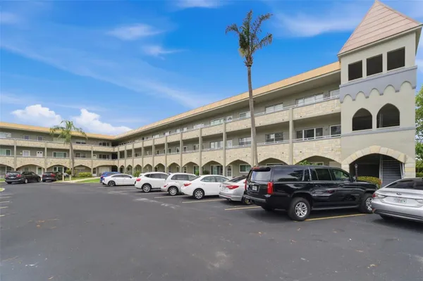 Property Slideshow image 2 of 42 | 2462 brazilia dr 70, Clearwater, FL, 33763