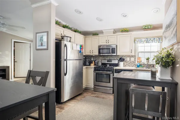 Property Slideshow image 3 of 13 | 181 glynwood 181, Riverhead, NY, 11901