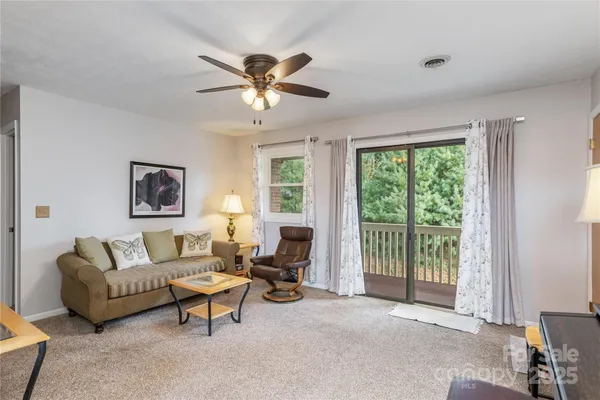 Property Slideshow image 2 of 25 | 103 oakwood pl apt 4, Hendersonville, NC, 28792