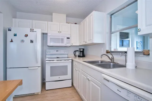 Property Slideshow image 2 of 30 | 1906 canterbury ln unit 32, Sun City Center, FL, 33573