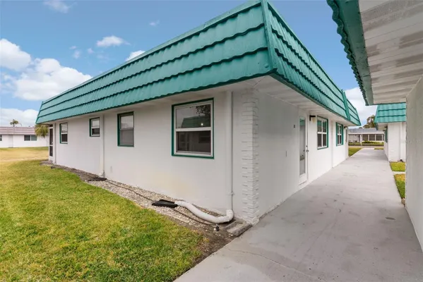 Property Slideshow image 2 of 29 | 205 kings blvd 52, Sun City Center, FL, 33573