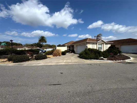 Property Slideshow image 2 of 54 | 413 calzada ct, Lady Lake, FL, 32159