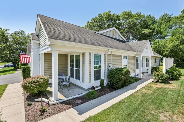 Property Slideshow image 3 of 26 | 187 glen dr, Brookhaven, NY, 11961