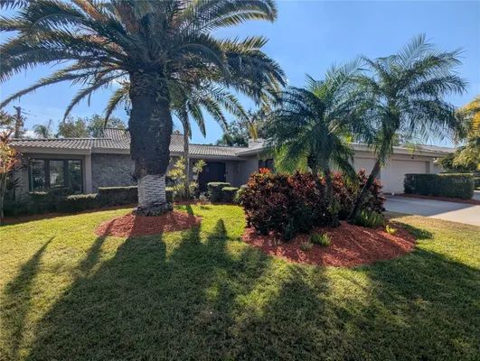 Property Slideshow image 3 of 79 | 3890 wilshire cir 27, Sarasota, FL, 34238