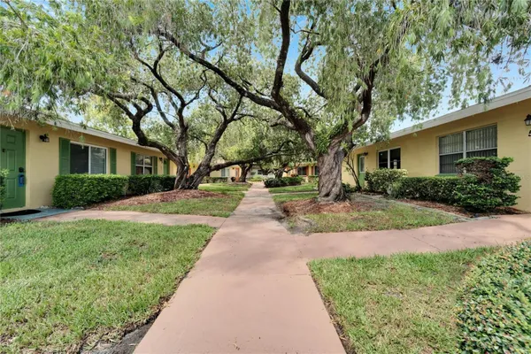 Property Slideshow image 3 of 54 | 401 dorchester pl 58, Sun City Center, FL, 33573