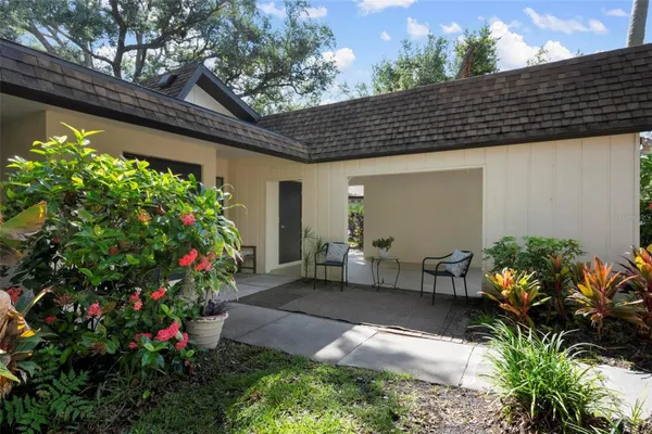 Property Slideshow image 3 of 23 | 2227 circlewood dr 52, Sarasota, FL, 34231