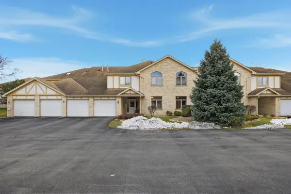 Property Slideshow image 2 of 19 | 6431 pine cone dr apt 2, Tinley Park, IL, 60477