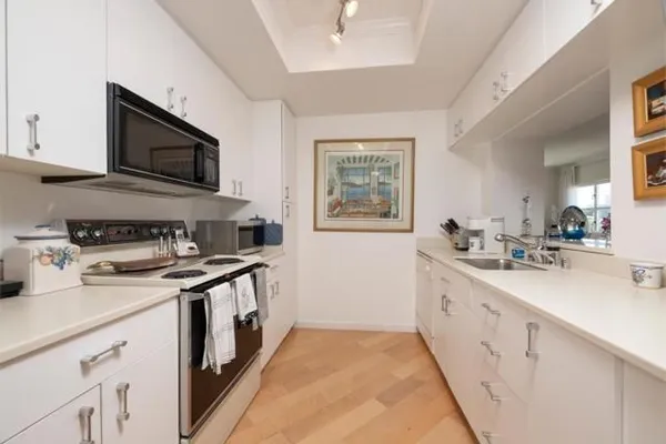 Property Slideshow image 3 of 17 | 1 baldwin ave 822, San Mateo, CA, 94401