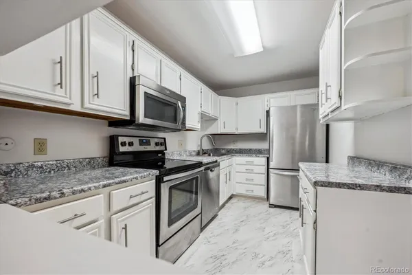 Property Slideshow image 3 of 25 | 3184 s heather gardens way apt 403, Aurora, CO, 80014