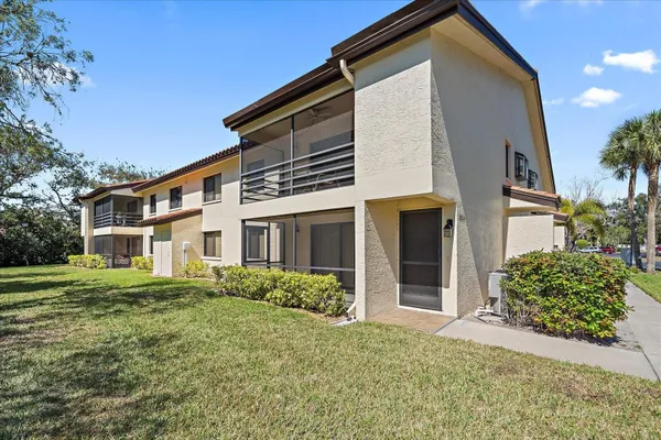 Property Slideshow image 2 of 41 | 5654 gardens dr, Sarasota, FL, 34243