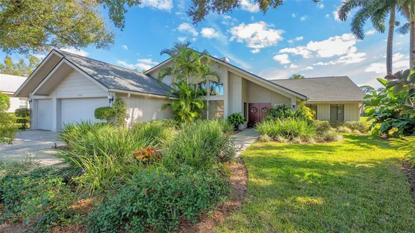 Property Slideshow image 2 of 35 | 8142 misty oaks blvd, Sarasota, FL, 34243