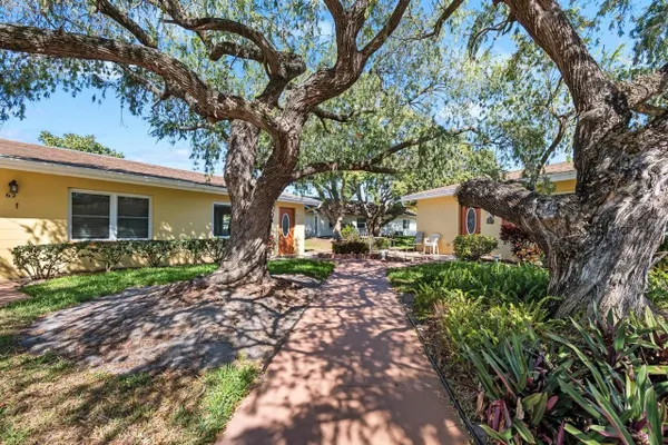 Property Slideshow image 3 of 39 | 401 dorchester pl 61, Sun City Center, FL, 33573