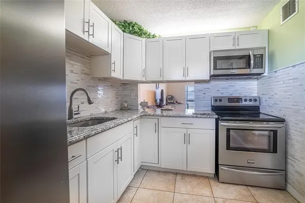 Property Slideshow image 3 of 35 | 2721 garden dr 310, Lake Worth, FL, 33461