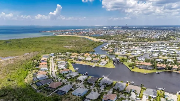 Property Slideshow image 3 of 100 | 825 manns harbor dr, Apollo Beach, FL, 33572