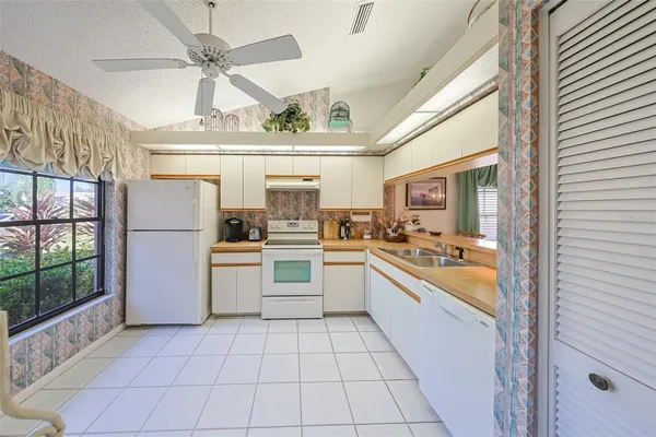 Property Slideshow image 2 of 56 | 5941 clubside dr # 5941, Sarasota, FL, 34243